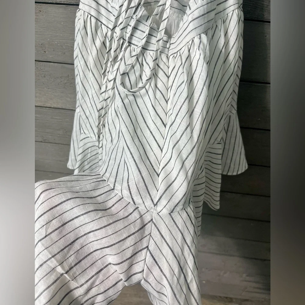Selfie Leslie White Linen Striped Shorts Romper Criss Cross Back Sz M Summer - Picture 12 of 15